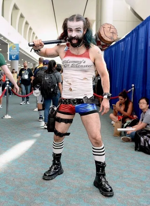 Creo que algo esta mal con ese cosplay... creo que era un bate no un maso...