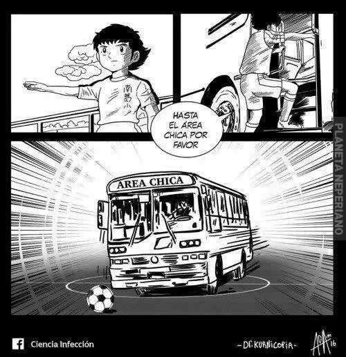 Tan extensa la cancha que tuvieron que poner transporte