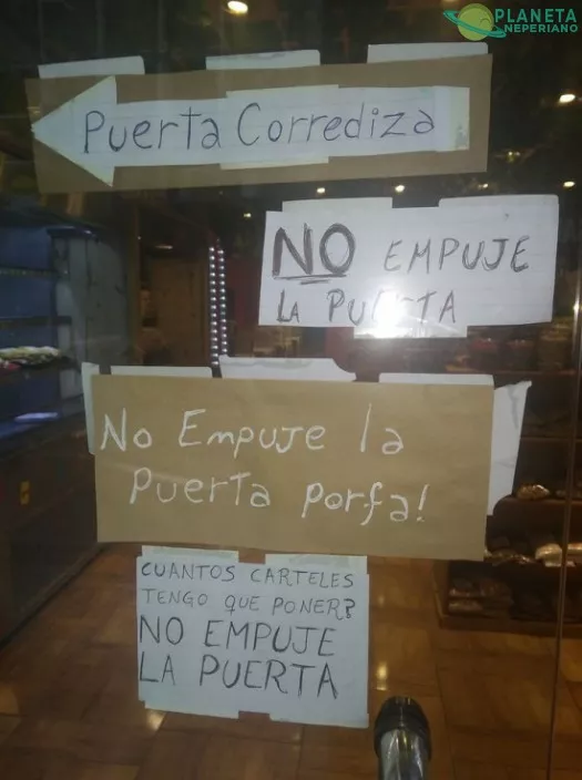 Creo que dice que hay que empujar la puerta