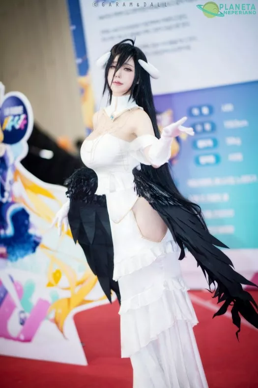 Con una albedo así, a quien no le gustaría ser ainz.....aunque no tendríamos pito