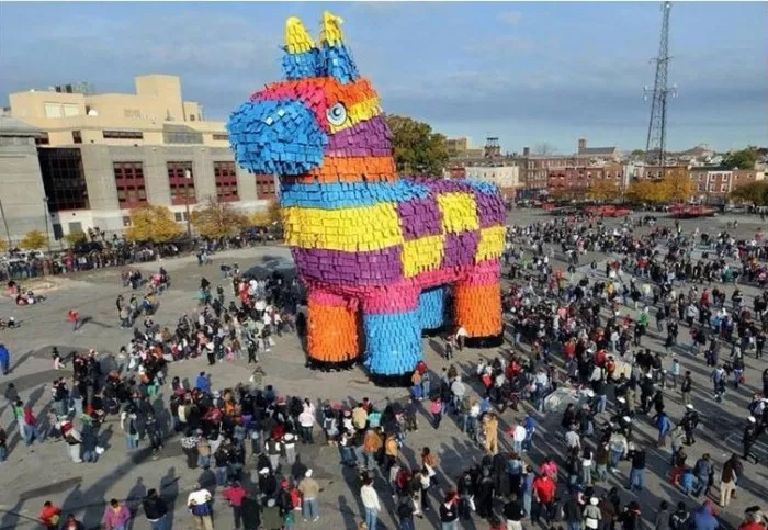 La Piñata de Troya lista para el muro