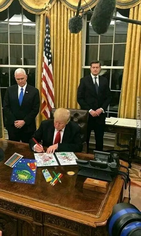 Trump trabajando en la casa blanca