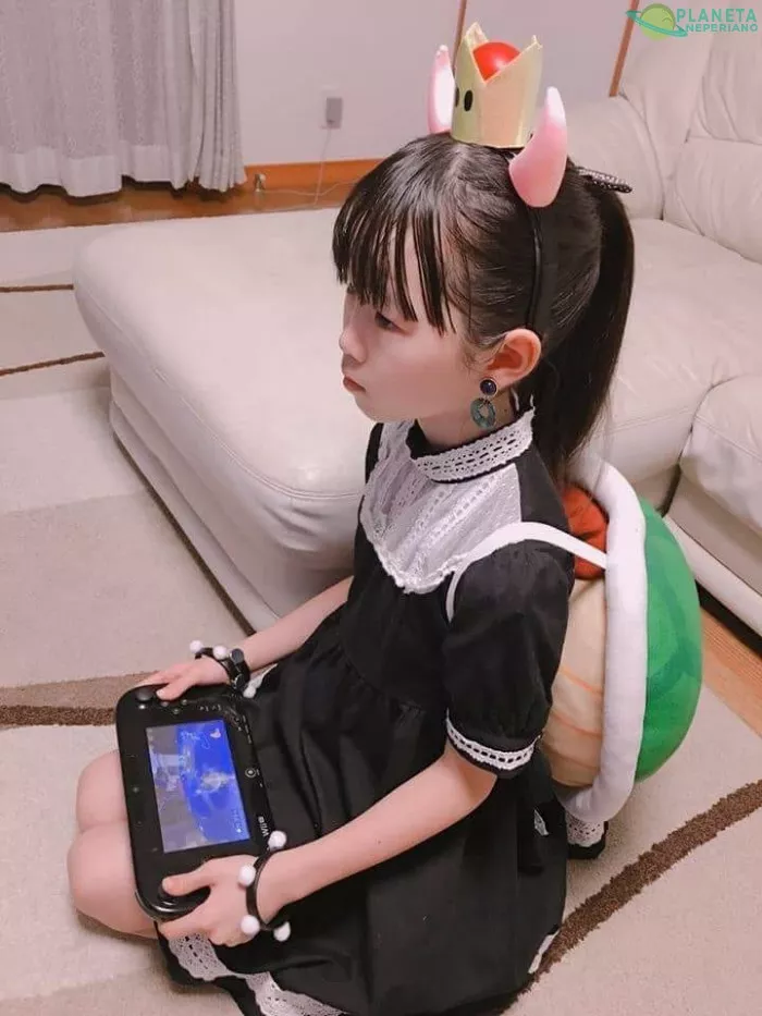 aqui una niña esperando el dia halloween para estrenar su disfraz de bowsette.