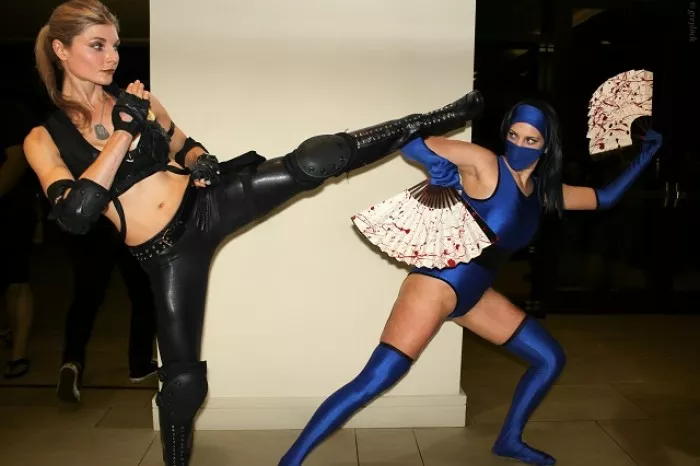 Cosplay Sonya Blade y Kitana-Mortal Kombat