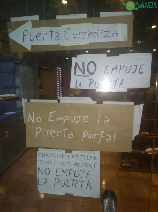 Creo que dice que hay que empujar la puerta